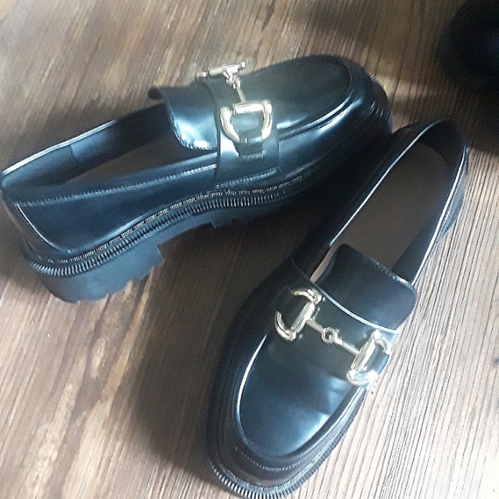 New..w/o box beautiful with gold detail so in rite now